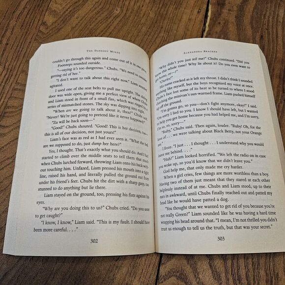 The Darkest Minds Novel with Bonus Content Paperback - GOOD Young Adult - Picture 4 of 5